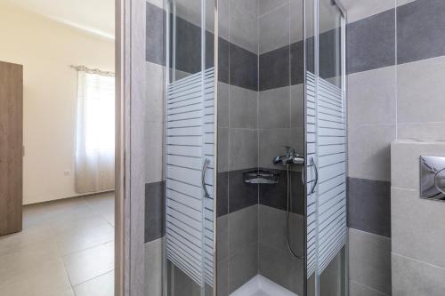 eine Dusche mit Glastür im Bad in der Unterkunft Rose Central Master Bedroom Apartment in Rhodos (Stadt)