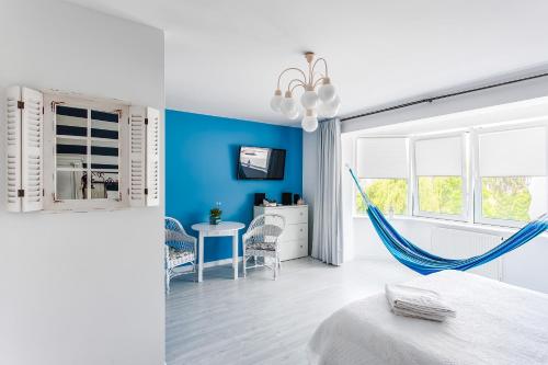 Ένα ή περισσότερα κρεβάτια σε δωμάτιο στο Hamak Apartamenty