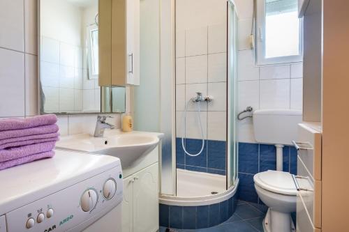 y baño con lavabo, aseo y ducha. en Apartment Sweet, en Zadar