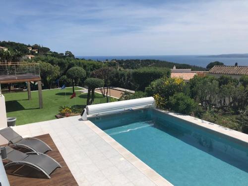 une piscine avec vue sur l'océan dans l'établissement Vue mer panoramique Saint Tropez, aux Issambres