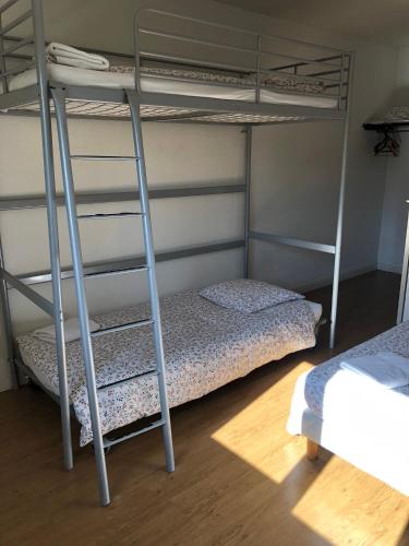 sypialnia z 2 łóżkami piętrowymi w pokoju w obiekcie VILLA HOTEL w mieście Malesherbes