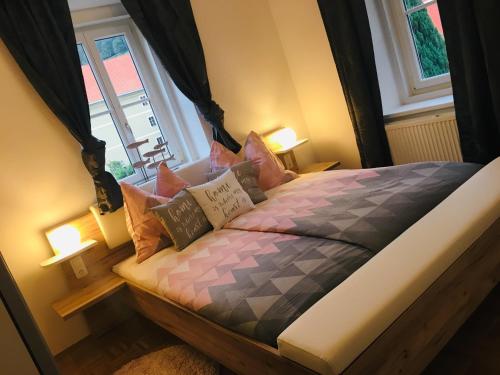A bed or beds in a room at Alpenaquarium Grüblsee - FEWO Elfi