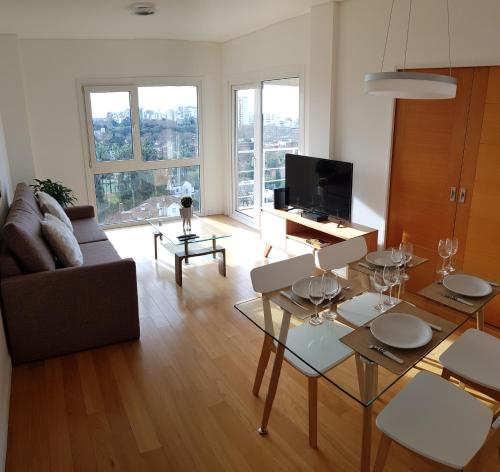 a living room with a couch and a table at Increíble depto con vista al río - By BUMEN in Vicente López