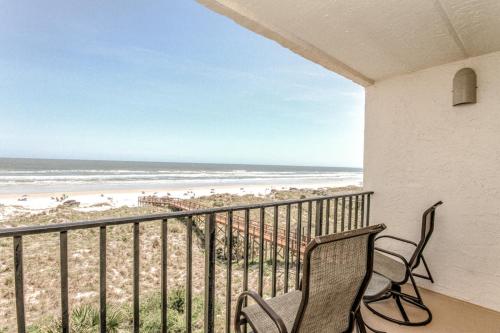 a beach with a balcony overlooking the ocean at Beacher's Lodge in Crescent Beach