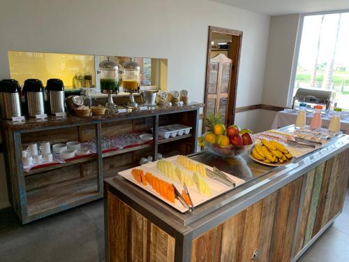 un buffet con frutas y verduras en un mostrador en Meu Hotel Boituva, en Boituva
