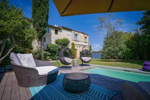 - une piscine avec des chaises et une table à côté d'une maison dans l'établissement Mas Bleu, à Sommières