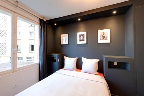 - une chambre avec un lit et une fenêtre dans l'établissement LE MIRAGE - Annecy Centre - Appartement de luxe - V-RENT, à Annecy