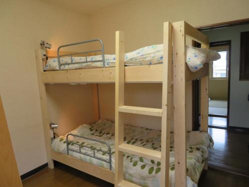 Двох'ярусне ліжко або двоярусні ліжка в номері Guesthouse Sakamichi Sampo