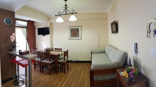 a living room with a couch and a dining room at Departamento zona céntrica (Caseros) in Salta