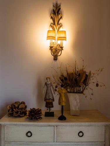 a table with a lamp and a vase on it at Burgo Dom Afonso V Golf & Beach Resort in Casal da Lagoa Seca