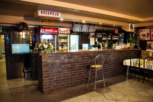 un bar en un restaurante con mesa y sillas en Usługi Hotelarskie Las Vegas en Międzyrzec Podlaski