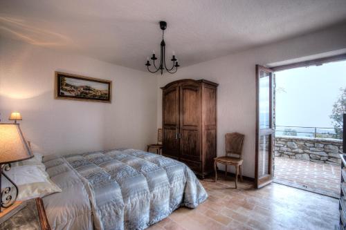 1 dormitorio con 1 cama y puerta corredera de cristal en Casa Vacanze Assisi, en Spello