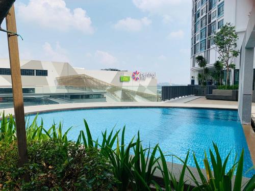 uma piscina no meio de um edifício em Stellar Homes at iCity - with WiFi and 2 Private Carparks em Shah Alam