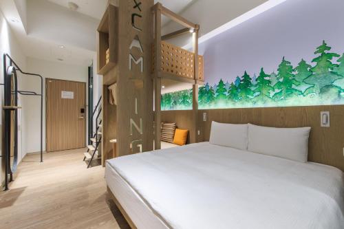 礁渓郷にあるHOTEL PIN Jiaoxiのベッドルーム1室(白いベッド1台、階段付)