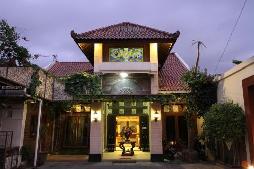 日惹griya desa hotel & pool的一座顶部有钟楼的建筑