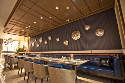 a dining room with a long table and chairs at Wyndham Qingdao l Free Fixed-Time Shuttle Service Between Hotel and Airport & North Railway Station l Outdoor Children's Amusement Park l 1-Hour Play Snooker or Table Tennis in Qingdao