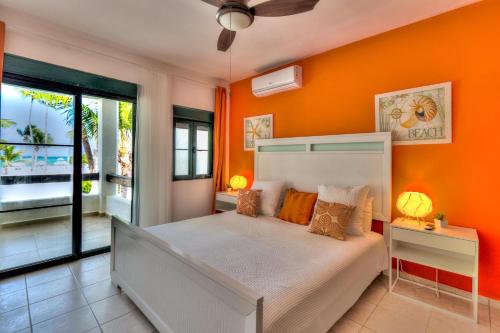 Postel nebo postele na pokoji v ubytování Scenic Oceanfront Apartment with a walking distance to the beach - L-202