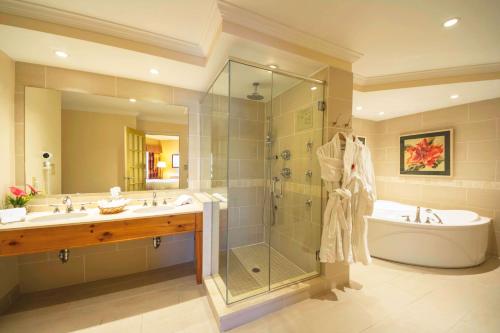 een badkamer met een douche, een bad en een wastafel bij The Water Tower Inn - BW Premier Collection in Sault Ste. Marie