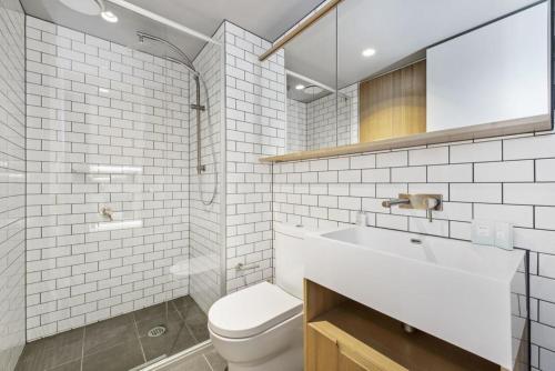 墨爾本的住宿－ReadySet Apartments at Lighthouse，白色的浴室设有卫生间和水槽。