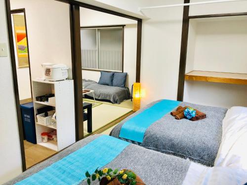 a bedroom with two beds and a mirror at 板橋 RCアネックス Rc208 in Tokyo