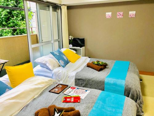 two beds sitting next to each other in a room at 板橋 RCアネックス Rc208 in Tokyo