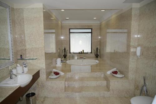 Un baño de The Lalit Laxmi Vilas Palace