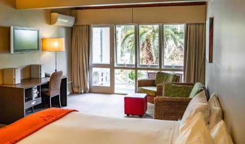 派西亞的住宿－群島海灣景區酒店，一间酒店客房,配有一张床和一台电视