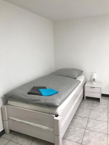 ein Bett in einem Schlafzimmer mit einer weißen Wand in der Unterkunft T&T Unterkunft in Dettingen unter Teck