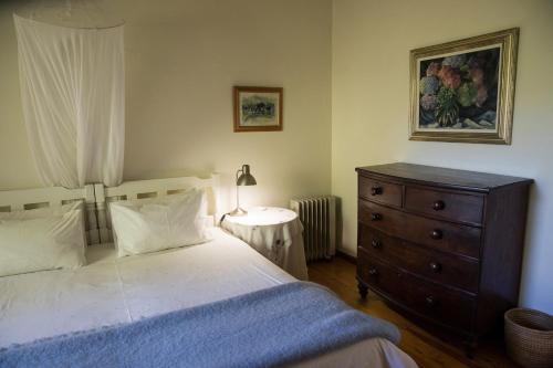 Giường trong phòng chung tại Acacia Cottage
