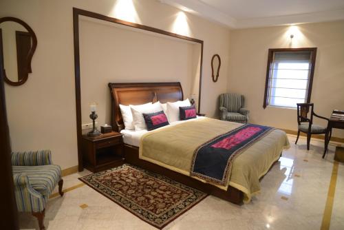 Una cama o camas en una habitación de The Lalit Laxmi Vilas Palace