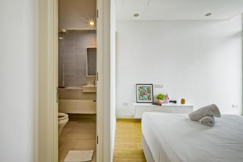 Phòng tắm tại City By Night Ben Thanh Apartments