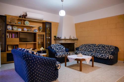 アルハンゲロスにあるCasa Elizabetaのリビングルーム(青いソファ2台、テーブル付)