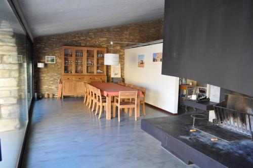 タレガにあるLa Torre Del Codinaのキッチン、ダイニングルーム(テーブル、椅子付)