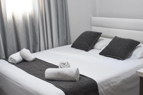 Postel nebo postele na pokoji v ubytování Rimon Cyprus Israeli Kosher Rooms