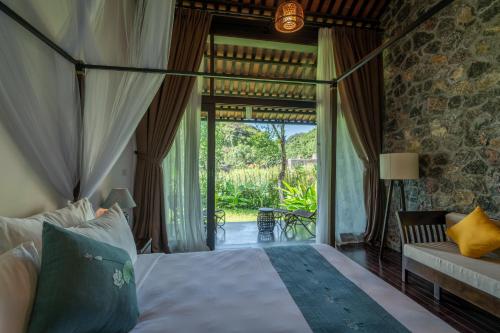 Tempat tidur dalam kamar di Aravinda Resort Ninh Binh