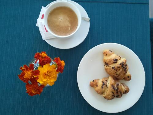 een bord koekjes en een kop koffie bij Corona B&B in Sinj