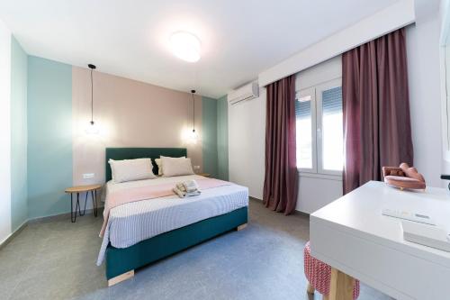 een hotelkamer met een bed en een raam bij Villa Elia in Kavala