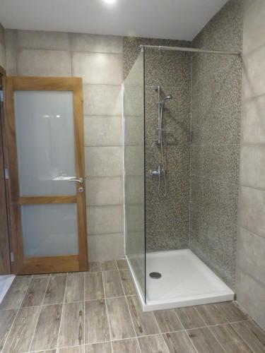 Bathroom sa Pepprina Apartment by SeaStays 1 minute to Seafront