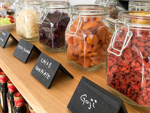 Lemon Cliff Luxury B&B في مامايا نورد نافورداي: طاولة عليها مرطبانات تحتوي على أنواع مختلفة من الطعام