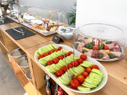 Lemon Cliff Luxury B&B في مامايا نورد نافورداي: طاولة عليها طبق من الخضراوات على منضدة