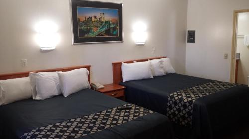 Tempat tidur dalam kamar di Americas Best Value Inn Beaumont California