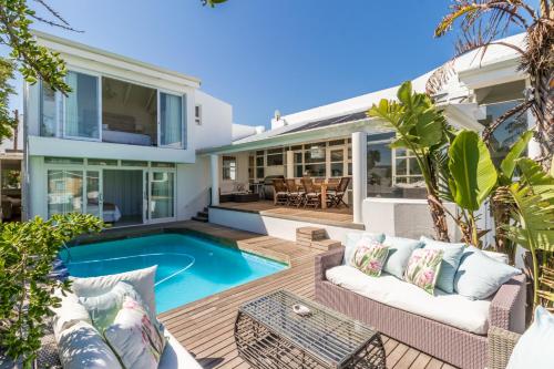 Kolam renang di atau dekat dengan White Waves Beach House