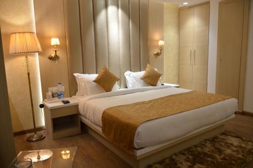 Кровать или кровати в номере Hotel Radiance