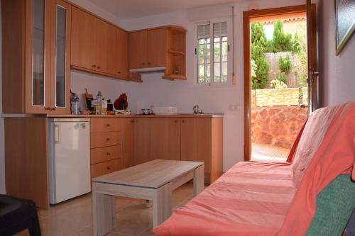 Una cocina con un sofá y una mesa en una habitación. en APARTAMENTO JAZMINERO, en Aguadulce