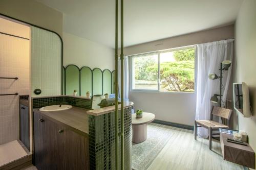 La salle de bains est pourvue d'un lavabo, de toilettes et d'une fenêtre. dans l'établissement Joie Paris GARE MONTPARNASSE, à Paris