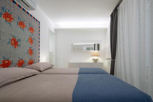 um quarto com uma cama com uma colcha azul e branca em Palace Downtown Florence em Florença