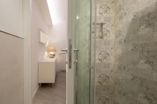 uma casa de banho com um chuveiro e uma porta de vidro em Palace Downtown Florence em Florença