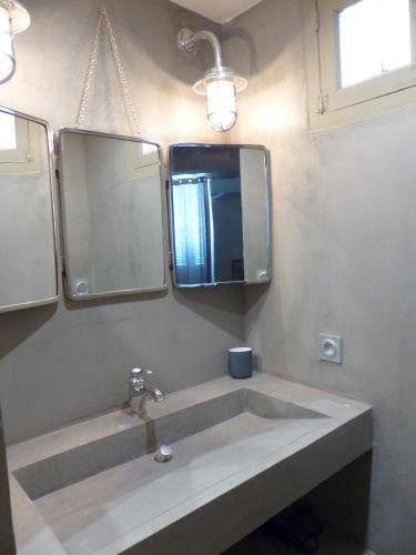 une salle de bain avec un lavabo et un miroir dans l'établissement La Civadière, à Cogolin