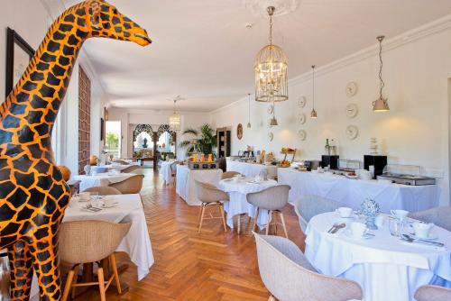 Restoran või mõni muu söögikoht majutusasutuses Hôtel La Villa Cap d’Antibes