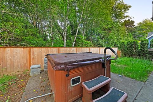 a dog house sitting in a yard next to a fence at Gleneden Beach Escape in Gleneden Beach